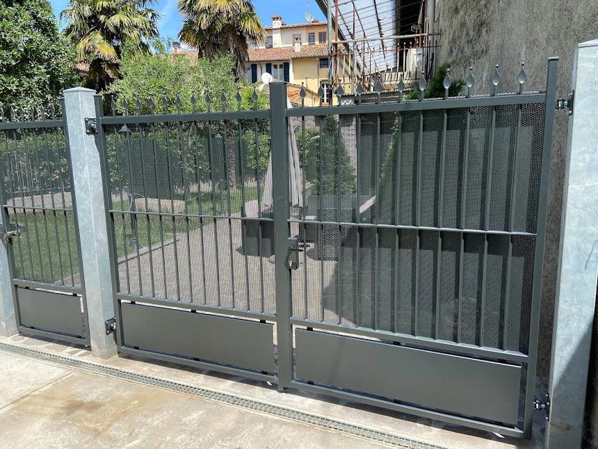 Recinzione e cancello a barre verticali con punte a lancia e lamiera stirata, grigio antracite